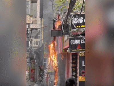 Video: Cột điện bốc cháy, nổ như pháo hoa ở Hà Nội