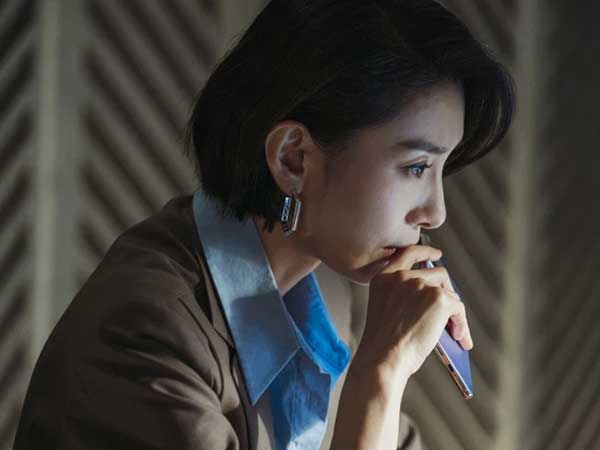 Bắt gặp chồng của đồng nghiệp ôm hôn gái lạ, tôi định vạch trần tại chỗ thì sốc ngất khi phát hiện danh tính người phụ nữ kia