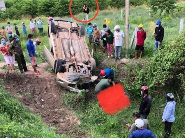 Người phụ nữ trèo lên cột bê tông hóng tai nạn khiến cả đám đông phải ngoái nhìn