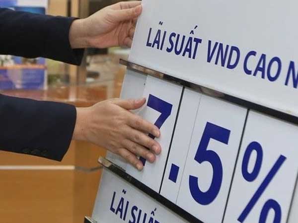 Lãi suất tiết kiệm tăng, tiền ra khỏi két tìm nơi kiếm lợi cao
