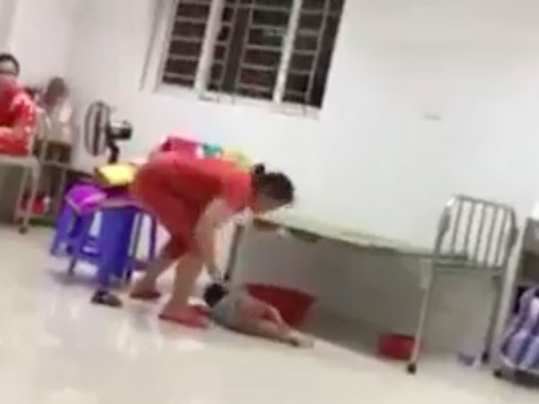 Công an xác minh clip mẹ liên tục đánh con 1 tuổi trong bệnh viện