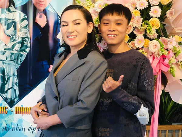 Phi Nhung khẳng định không cầm cát xê của Hồ Văn Cường mà đưa cho quản lý giữ, dân mạng thắc mắc tại sao không đưa cho bố mẹ ruột