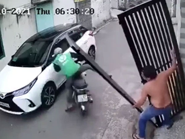 Kinh hãi khoảnh khắc chiếc cổng sắt bất ngờ đổ sập, suýt đè trúng tài xế công nghệ