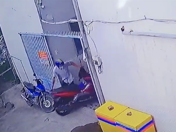 Camera ghi cảnh kẻ trộm thản nhiên dắt xe máy trong phòng trọ