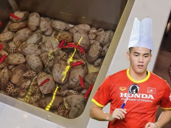 Tiến Linh khoe khả năng nấu ăn 'thần sầu' làm chị em thi nhau nhận chồng, ấy thế mà vẫn than ế và nhờ Cris Phan 'rao bán'