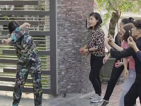 Hãy nói lời yêu tập 18: Bình thuê người đến nhà tấn công bà Hoài, ông Tín dọn ra ở riêng