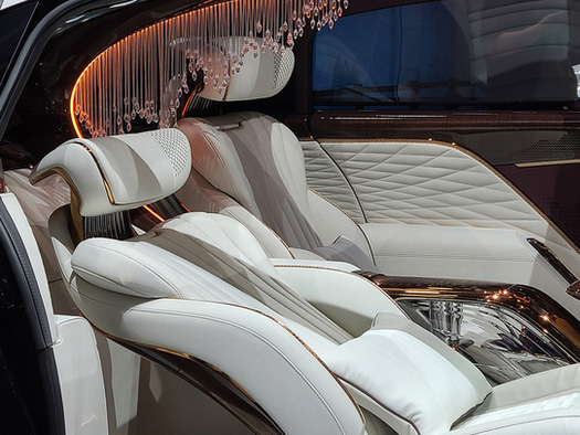 Ô tô Trung Quốc lắp hẳn đèn chùm như khách sạn 5 sao, quyết vượt mặt Rolls-Royce có 'bầu trời sao'