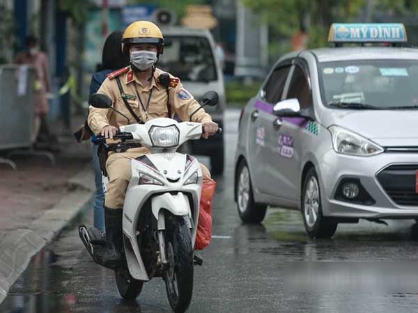 Đại úy CSGT dùng xe chuyên dụng chở thí sinh 'nhớ nhầm địa chỉ' đến điểm thi đúng vào "phút 89"