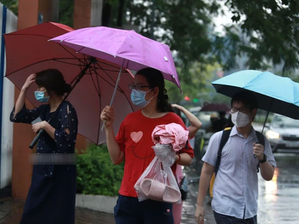 Mưa lớn như trút nước sáng 12/6, phụ huynh Hà Nội xách dép, đội mưa đưa con đi thi vào lớp 10