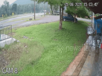 Video: Xe bán tải mất lái tông sập mái nhà cách đường cả chục mét
