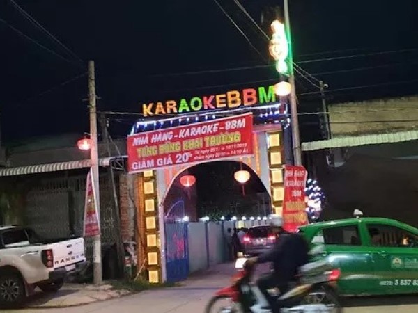 Nam chủ quán karaoke rủ bạn và 5 nữ tiếp viên đến để 'bay lắc'