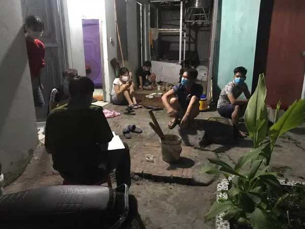 Chủ nhà trọ mang bia vào cùng 6 người tụ tập xem bóng đá dù đang giãn cách xã hội