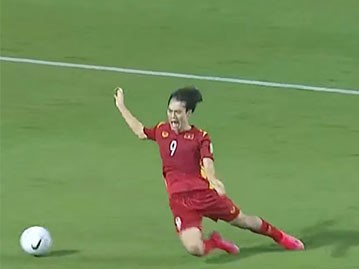 Xem lại tình huống Văn Toàn ngã cực 'khéo', đem về quả penalty quyết định cho ĐT Việt Nam