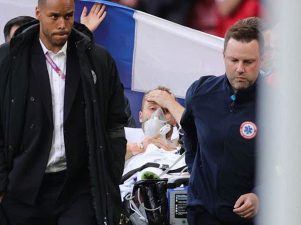 Hình ảnh cả thế giới ngóng chờ: Eriksen đã tỉnh lại!