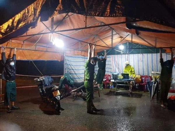 Bão về, các chiến sĩ đu người bám lấy các thanh sắt để không bay chốt kiểm dịch làm dân mạng xót xa
