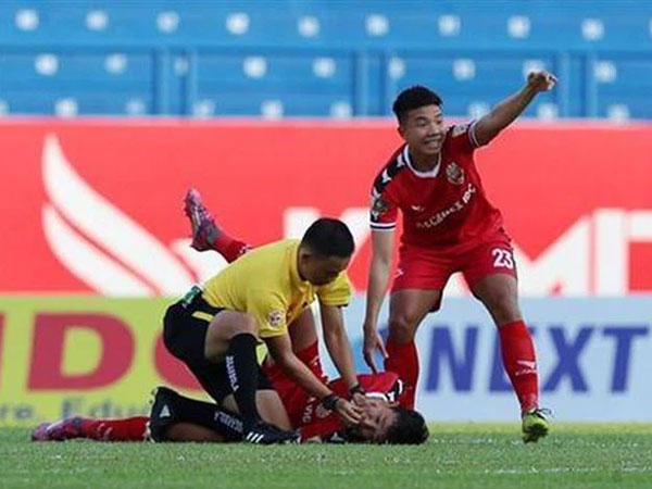 Sự cố Eriksen: 'Nước mắt Euro' gợi nhớ ký ức kinh hoàng về những lần cầu thủ Việt suýt nuốt lưỡi, 'chạm cửa tử' ngay trên sân cỏ V-League