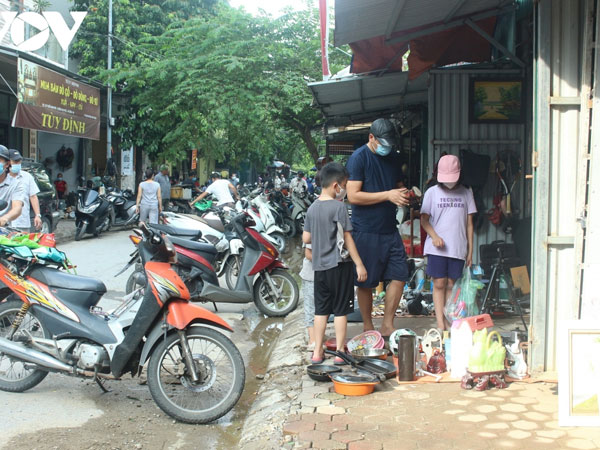 Lấn chiếm vỉa hè, lòng đường để kinh doanh ở chợ đồ cổ Vạn Phúc