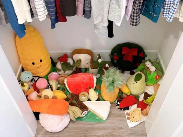 Bị bạn gái phát hiện 'vật lạ' trong tủ quần áo, anh chàng bất ngờ bật khóc rồi cãi nhau thật căng, nhưng sau đó lại có hành động không thể ngờ!