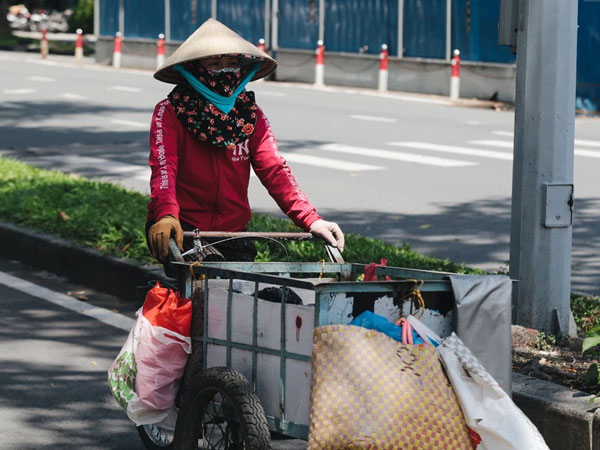 Ảnh: Xót xa những phận đời chật vật mưu sinh trong những ngày giãn cách xã hội ở Sài Gòn