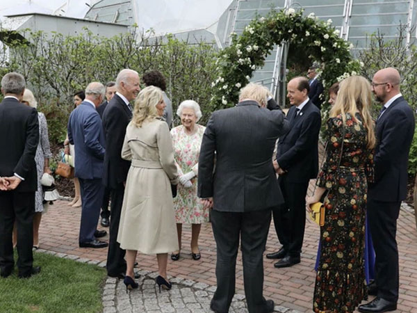 Tổng thống Joe Biden phá vỡ nghi thức Hoàng gia khi đến dự tiệc sau Nữ hoàng Anh?