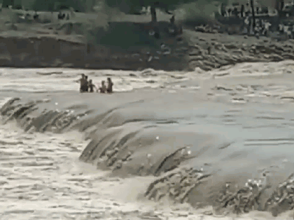 Video: Thử thách kinh hoàng với 4 cậu bé trên dòng sông lũ
