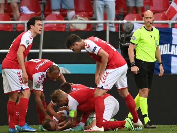 Tại sao việc đầu tiên các đồng đội của Christian Eriksen làm là ngăn không cho anh nuốt lưỡi? Nuốt lưỡi trong bóng đá nguy hiểm thế nào?
