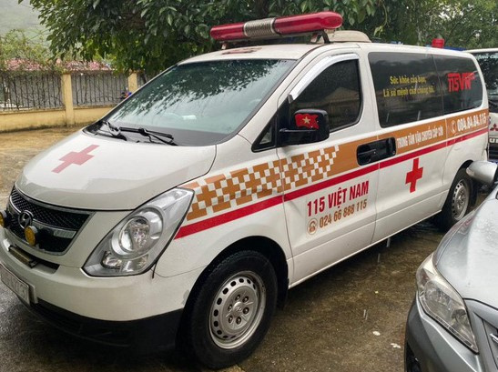 Xe cứu thương hú còi ưu tiên chở 12 người ở vùng dịch Bắc Ninh về Sơn La, mỗi người trả cước 300.000 đồng