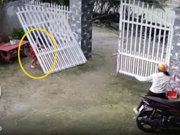 Chiếc cổng sắt bất ngờ đổ sập, đè trúng 2 bé gái