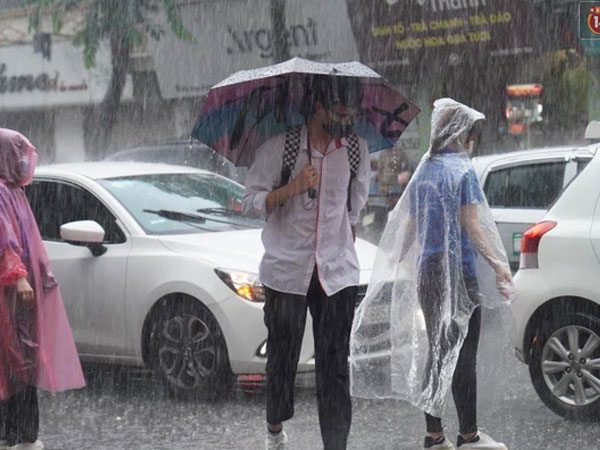Thi vào lớp 10 Hà Nội năm 2021 ngày thứ hai: Trời mưa rất to, nhiều thí sinh quên phiếu dự thi, máy tính