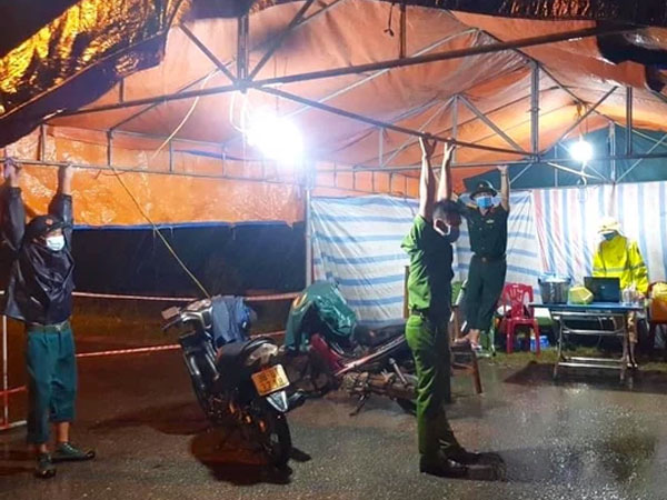 Những chiến sỹ trực chốt Covid-19 trong đêm mưa, ghì chặt tay giữ không cho bão thổi bay lều