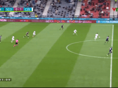 Tiền đạo Bundesliga lập siêu phẩm từ giữa sân, CH Czech thắng tưng bừng để vượt mặt tuyển Anh