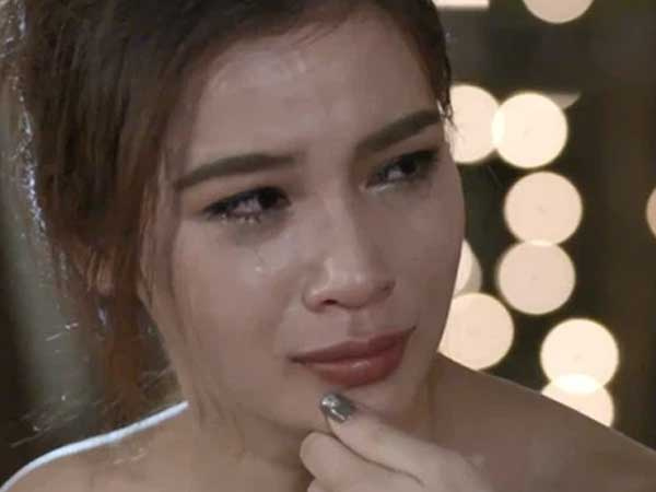 Sau bữa cơm, anh tôi hùng hổ đòi dạy vợ nhưng rồi lại vội vã quỳ xuống van xin khi chị dâu đưa ra một chiếc điện thoại lạ