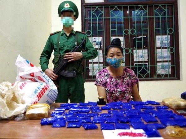 Tóm gọn người phụ nữ 'ngụy trang' 12.000 viên ma túy tổng hợp trong bao gạo