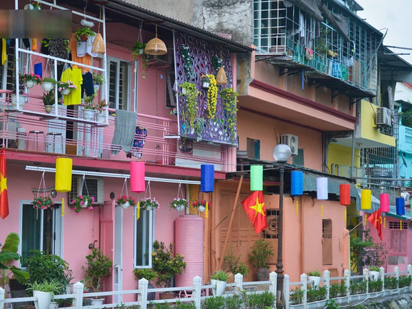 Ngỡ ngàng tuyến đường ven hồ Trúc Bạch ''lột xác'' với 200 chiếc đèn lồng và tranh bích hoạ