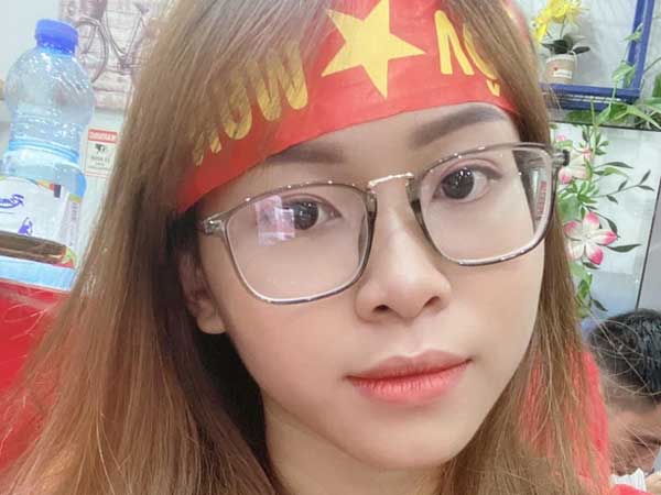 Gái xinh 2k1 kể chuyện đi xem ĐT Việt Nam thi đấu trực tiếp tại UAE: Thủ tục rất lằng nhằng nhưng cực xứng đáng!