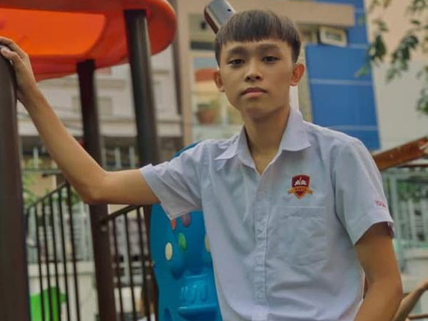 Giữa lùm xùm, một người tự xưng là giáo viên của Hồ Văn Cường xác nhận nam ca sĩ được miễn phí 100% học phí