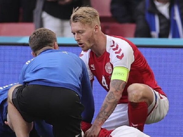 Đội trưởng Đan Mạch được ca ngợi với hành động cứu sống Eriksen