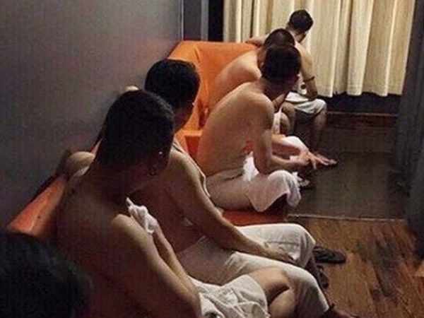 Cưỡng ép người đồng giới nam quan hệ tình dục có phạm tội hiếp dâm?