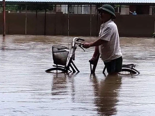 Bão số 2 'lướt qua' gây thiệt hại tại nhiều địa phương, vùng dịch Hà Tĩnh ngập lụt nghiêm trọng