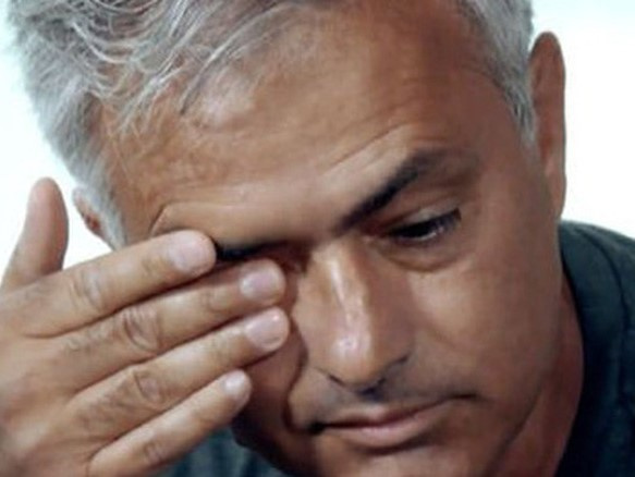 Đến một người cứng rắn như Mourinho cũng phải khóc khi Eriksen gục xuống