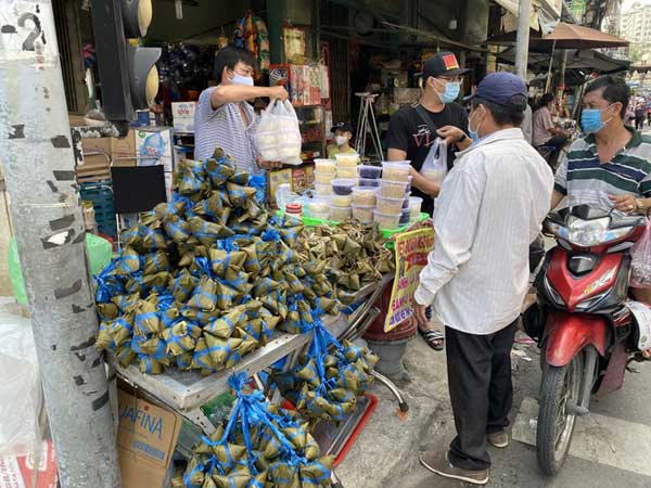 Chợ Tết Đoan Ngọ: Bánh ú nước tro tăng giá sốc, bà nội trợ kêu trời