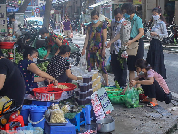 Người Hà Nội tất bật mua sắm đón Tết Đoan Ngọ từ sáng sớm