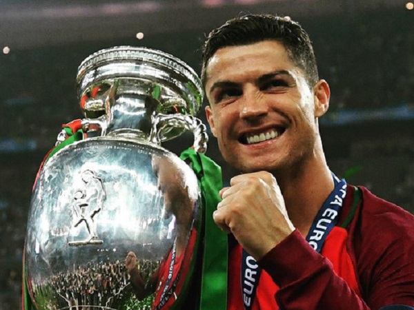 Đêm mất ngủ với fan bóng đá Việt: Vừa hóng tuyển Việt Nam vs UAE, vừa ngóng Ronaldo quẩy tung nóc Euro 2020