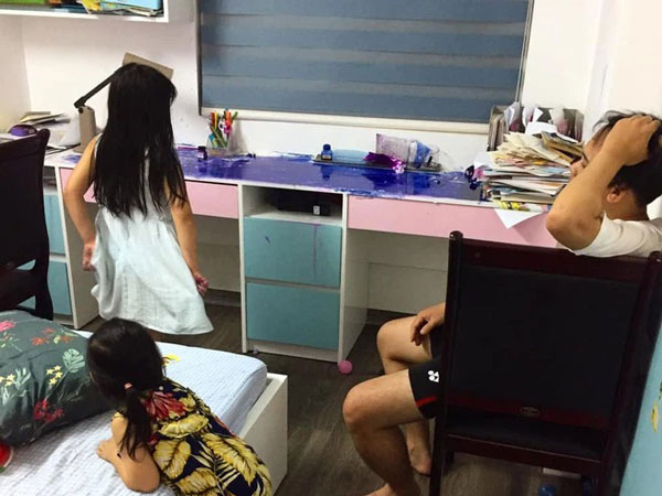 'Sang chấn tâm lý' vì con gái bôi bẩn ra nhà, nhưng vừa nhìn dòng chữ 'chữa cháy' của cô bé ông bố chẳng nỡ cáu