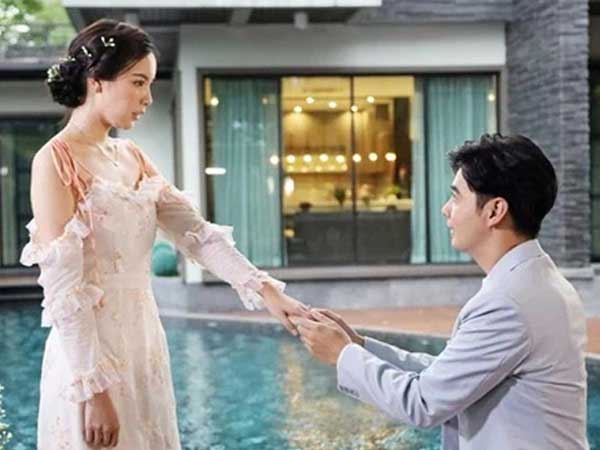 Bị bạn trai chia tay, tôi đang đau khổ tột cùng thì anh hàng xóm chạy sang dúi cho cuốn sổ tiết kiệm cả tỷ bạc