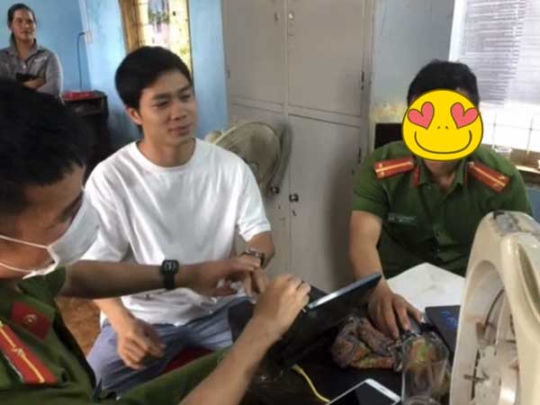 Khoảnh khắc: Công Phượng cùng đồng đội đi làm căn cước công dân, riêng Xuân Trường mặt căng hơn cả lúc đá bóng