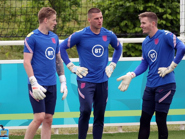 Dean Henderson chia tay EURO 2020