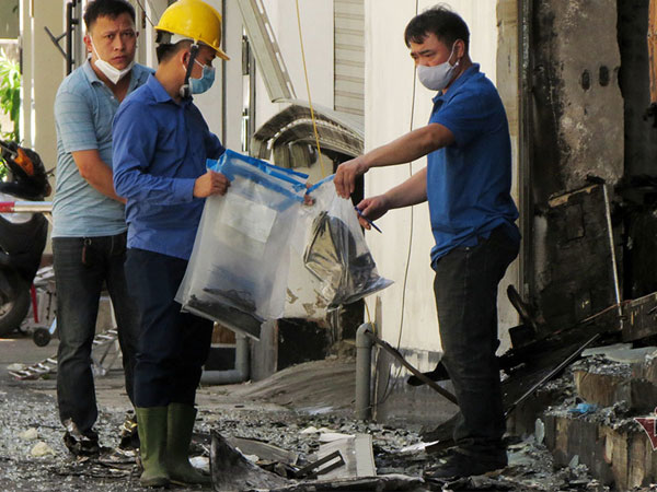 Bộ Công an thu nhiều mẫu vật trong vụ cháy phòng trà ở Nghệ An
