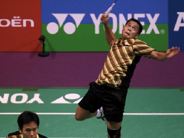 Cựu vô địch thế giới, Olympic chết ngay trên sân