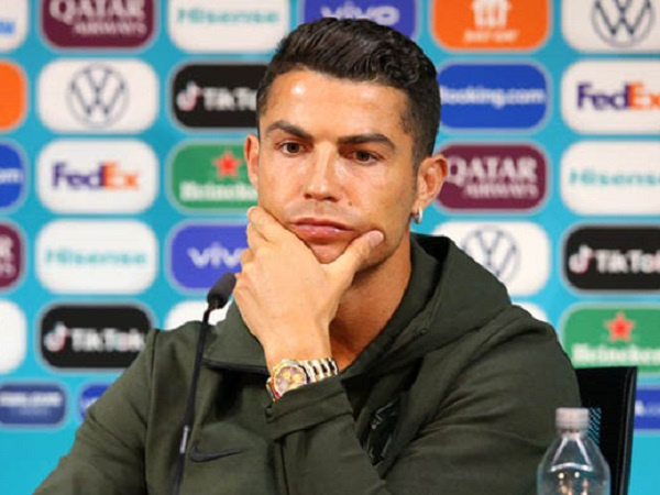 Ronaldo khiến tất cả ngỡ ngàng với hành động này trong buổi họp báo
